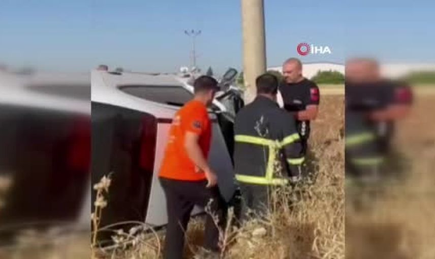 Elazığ'da kontrolden çıkan otomobil yan yattı, iki kişi hastaneye sevk edildi