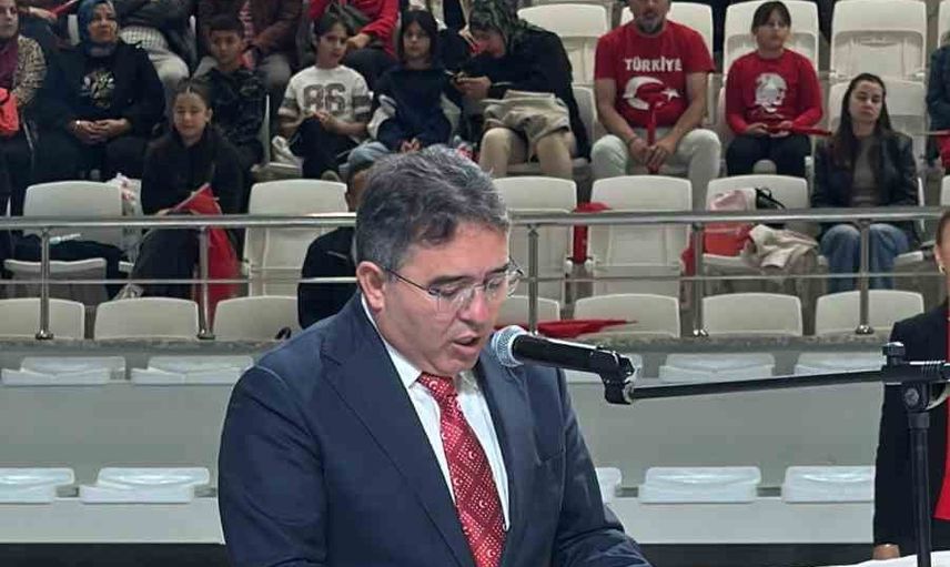 Marmaris'te okullar, kurumlar ve halkın cumhuriyet şöleni