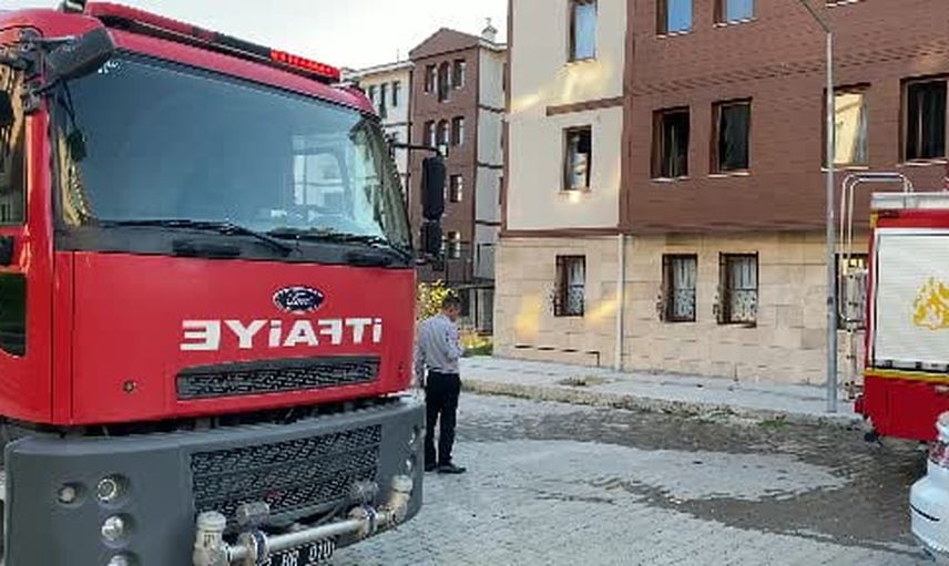 Elazığ'da 2. katta çıkan yangın mahalleyi alarma geçirdi