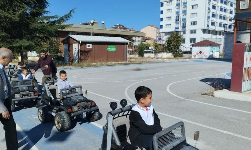 Bilecik'te minikler trafik kurallarını uygulamalı öğreniyor