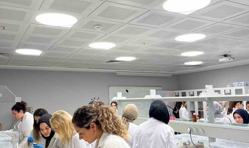 Düzce Eczacılık Topluluğu öğrencileri üç atölyeyle uygulamalı deneyim kazandı