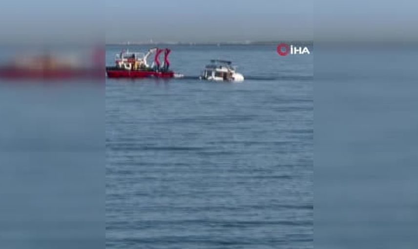 Bakım sırasında su alıp yarıya gömülen günübirlik tekne kıyıya çekildi
