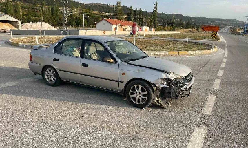 Karaman'da minibüs refüje savruldu: sürücünün eşi yaralandı