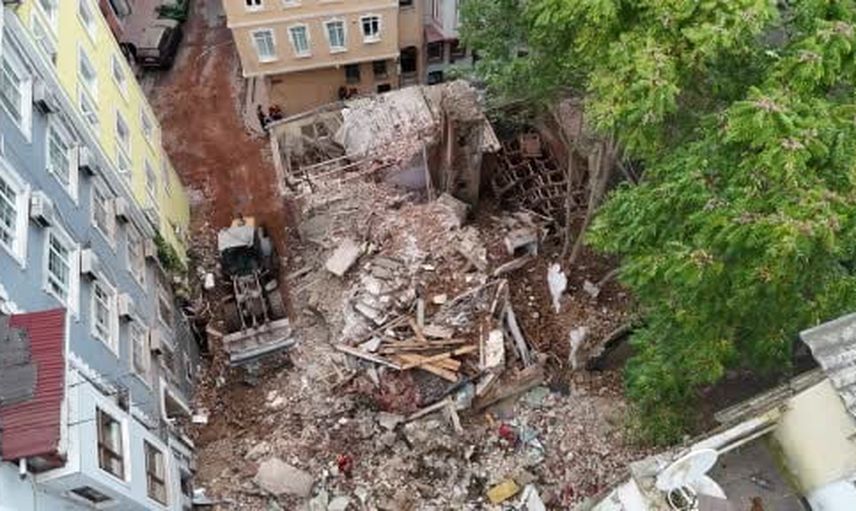 Beyoğlu'nda metruk beş katlı bina dronla görüntülendi