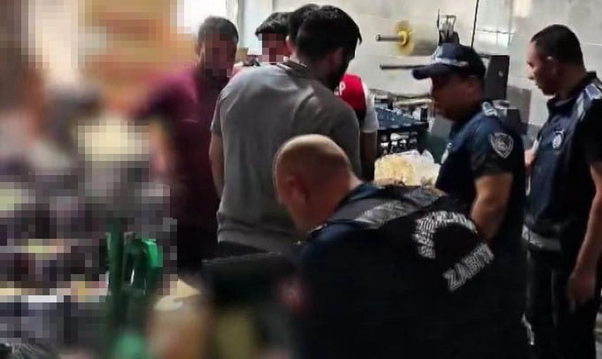 Gaziantep'te iki kamyon bozuk ve tarihi değiştirilmiş cips ile şekerleme ele geçirildi
