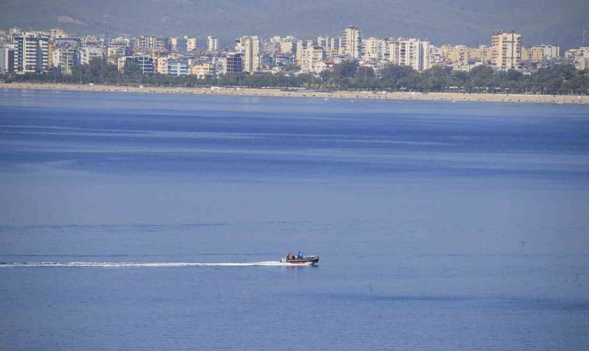 Kırılan küreklerle kilometrelerce sürüklenen iki kişi Antalya açıklarında kurtarıldı