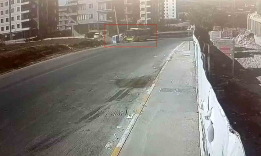 Kavşağın tehlikeli anı: Sultanbeyli'de İETT otobüsü ile otomobil çarpıştı, 1'i bebek 4 yaralı