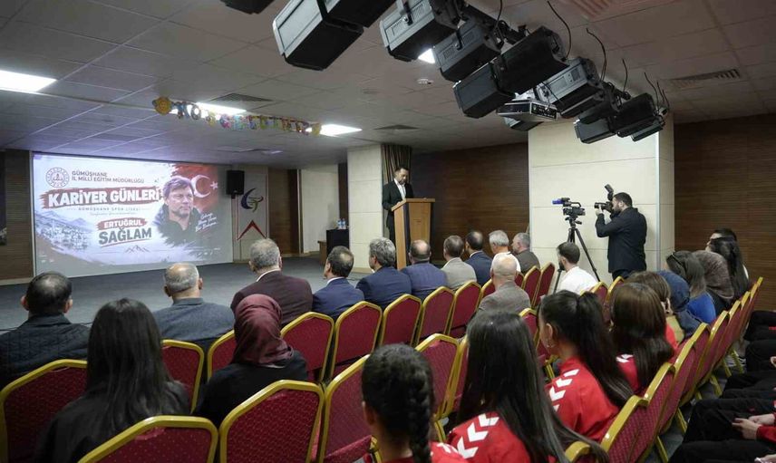 Ertuğrul Sağlam gençlere: ahlak ve disiplin başarıyı getirir