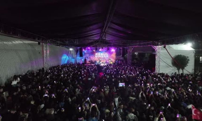 Kağıthaneliler 103. yıl coşkusunu yağmura rağmen konserle yaşadı