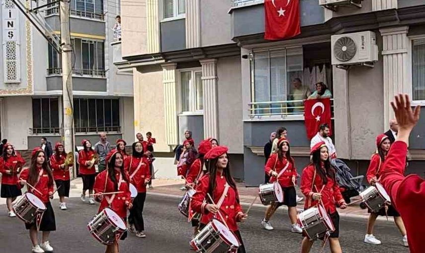 Bando kortejiyle vefa: Bafra'da öğrenciler öğretmenlerini evinde ziyaret etti