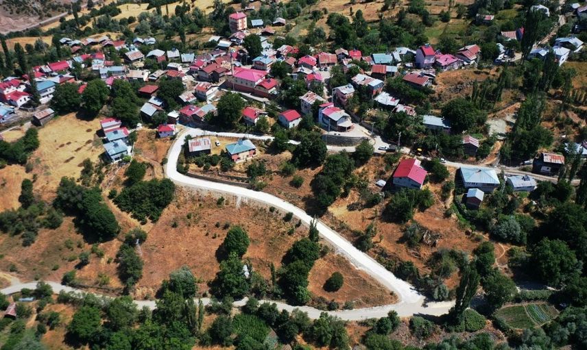 Mesudiye kırsalında betonla sürdürülen yol çalışması güvenliği hedefliyor