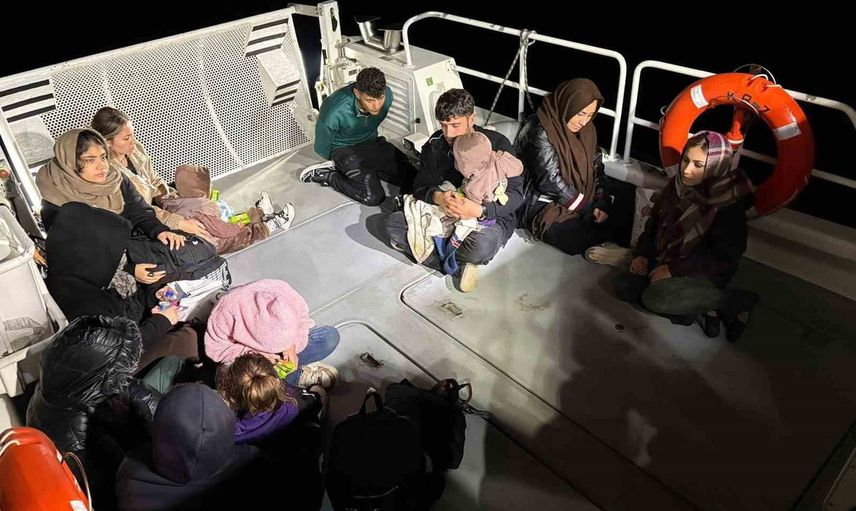 Seferihisar açıklarında Sahil Güvenlik bebek ve çocuklarla 13 göçmeni yakaladı