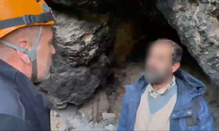 Uludağ'da mağarada kalan yaşlı adama sporculardan battaniye ve yiyecek desteği