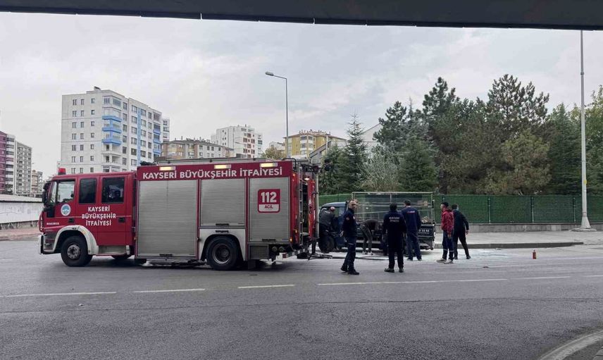 Kayseri'de Mustafa Kemal Paşa Bulvarı'nda kamyonetin lastiği alev aldı