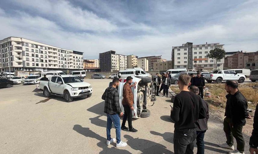 Sabah saatlerinde Yüksekova'da kamyonet ile hafif ticari araç çarpıştı: 1 yaralı