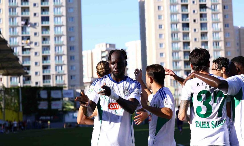 Çaykur Rizespor, Eyüpspor karşısında ilk yarıyı 10 kişiyle önde tamamladı