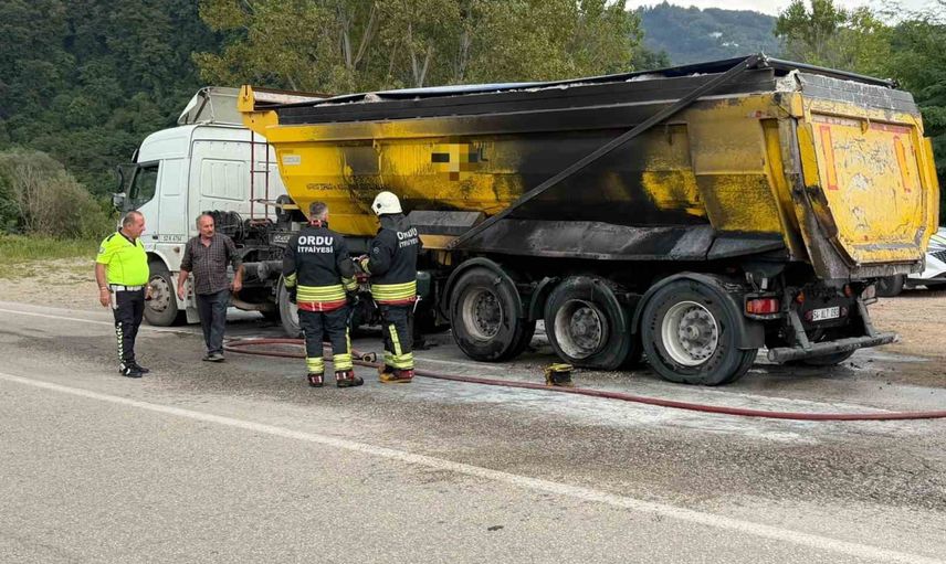 Seyir halindeki kamyonda lastikten dorsede sıçrayan yangın söndürüldü