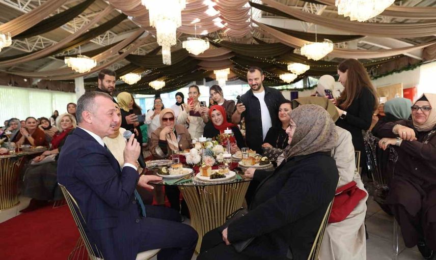 Anneden salona sürpriz: başkanın tebessümü salonu ısıttı