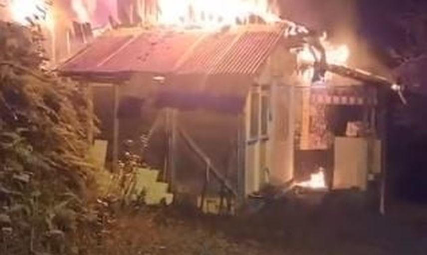 Borçka'da Güreşen köyünde gece çıkan yangın evi kullanılamaz bıraktı