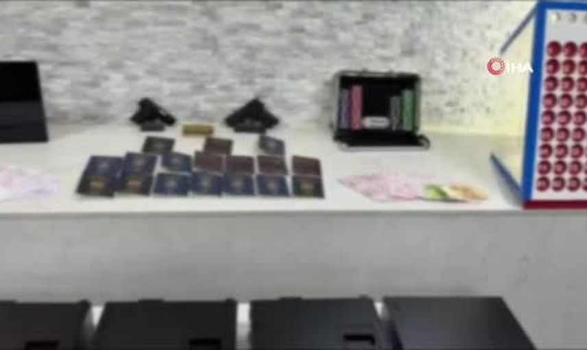 Fatih'te ev baskını: kumar malzemeleri, sahte euro ve pasaportlar bulundu