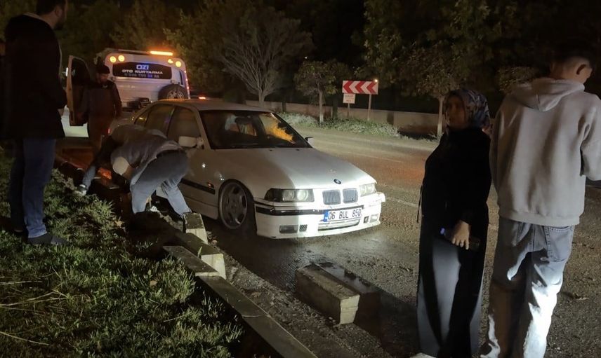 Şans eseri yaralanma yok: refüjü aşan otomobil hurdaya döndü