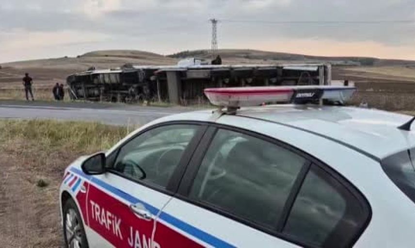 Sorgun'da meşe kömürü yüklü tır şarampole devrildi, sürücü yaralandı