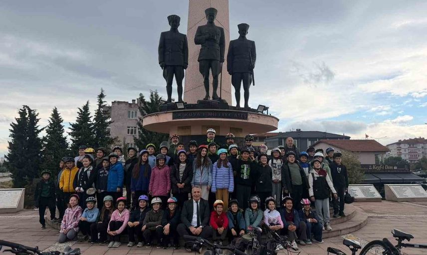 Burhaniye'de 49 öğrencinin katıldığı cumhuriyet bisiklet turu
