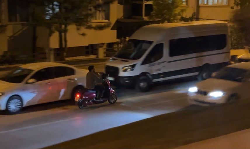 Ters şeritte ilerleyen kasksız sürücü Alanönü'nde trafiği tehlikeye attı