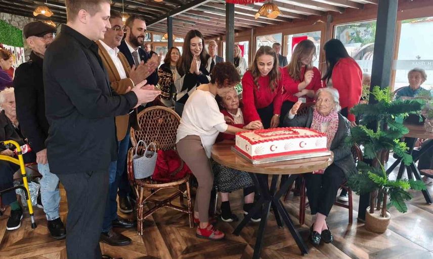 Burhaniye sahil huzurevinde Cumhuriyet coşkusu ve ağaç dikimi