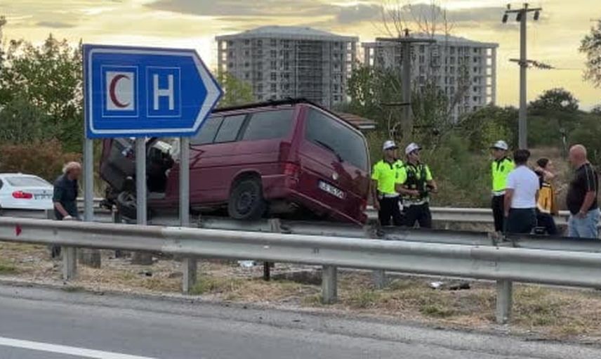 Edirne'de otoban bağlantı yolunda panelvan bariyerleri aşarak 35 metre ilerledi