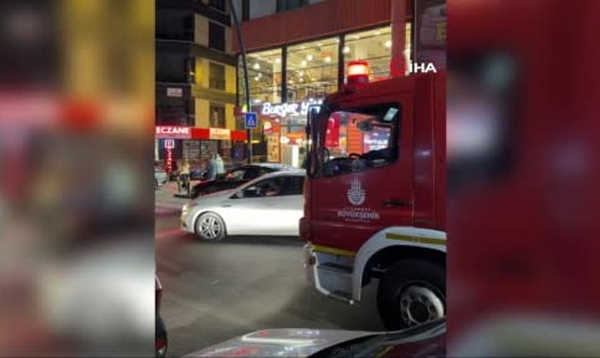 Küçükçekmece'de otomobil minibüse arkadan çarptı: 2 kadın hafif yaralandı