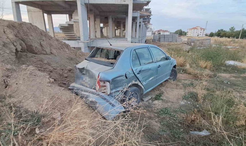 Kavşakta çarpışma sonrası pikap karşı şeride geçerken otomobil devrildi