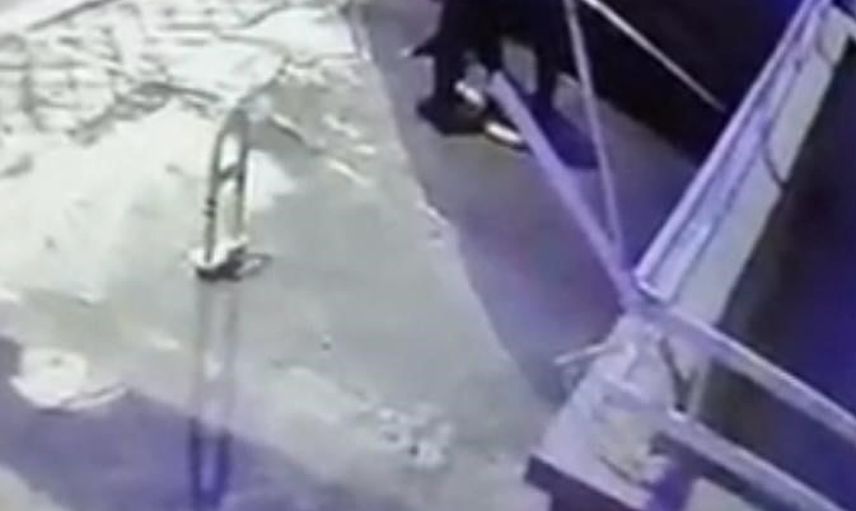 Sincan'da otoparktan demir bariyer söküp götüren kişi kameraya yansıdı