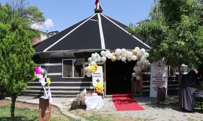 Oltu'da kursiyerlerin el emeği eserleri sergide göz doldurdu