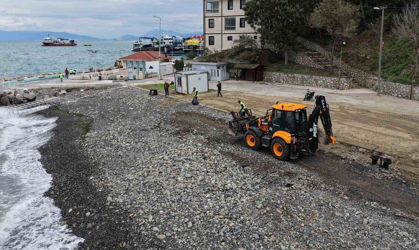 Bursa'da yağış sonrası sahil temizliği: ekipler kıyıyı onarım için hazırladı