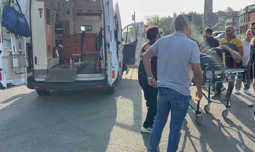 Düzce'de kavşakta çarpışma: motosiklet sürücüsü hastaneye kaldırıldı