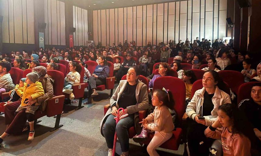Balıkesir'de sahneye çıkan yeni şehir tiyatrosu ilk ayda büyük ilgi gördü