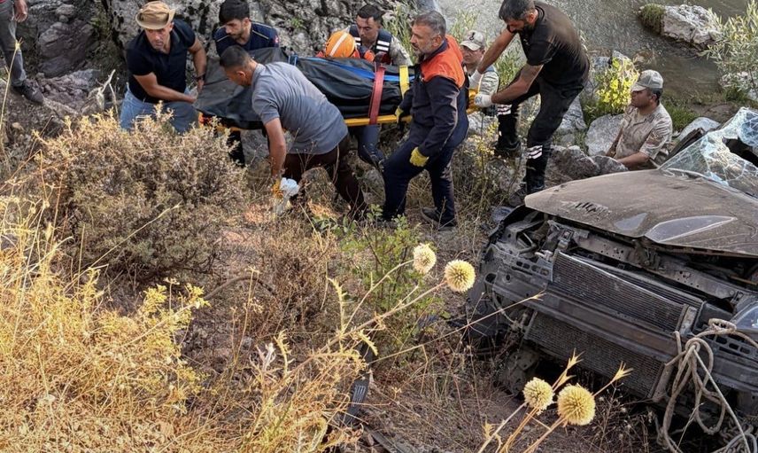 Yedisu'da kontrolden çıkan araç dereye yuvarlandı: 1 ölü, 4 yaralı