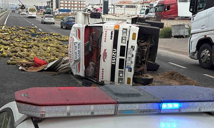 Motoru tutuşan kavun yüklü kamyonet devrildi, yola saçılan kavunlar trafiği etkiledi