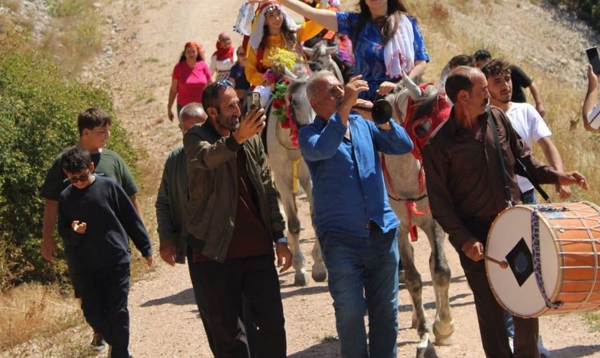 Erzincan’da Armutlu köyünde atlı gelin alma geleneği sürüyor