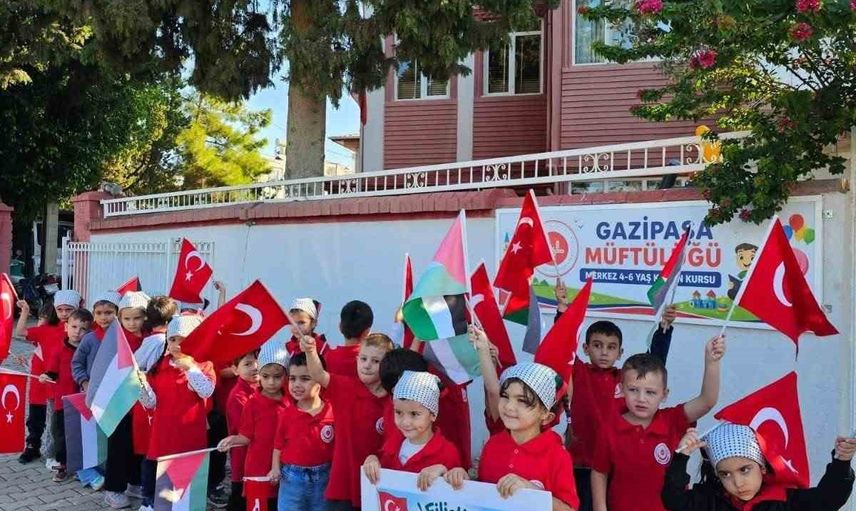 Miniklerden Gazze'ye renkli barış ve umut mesajı