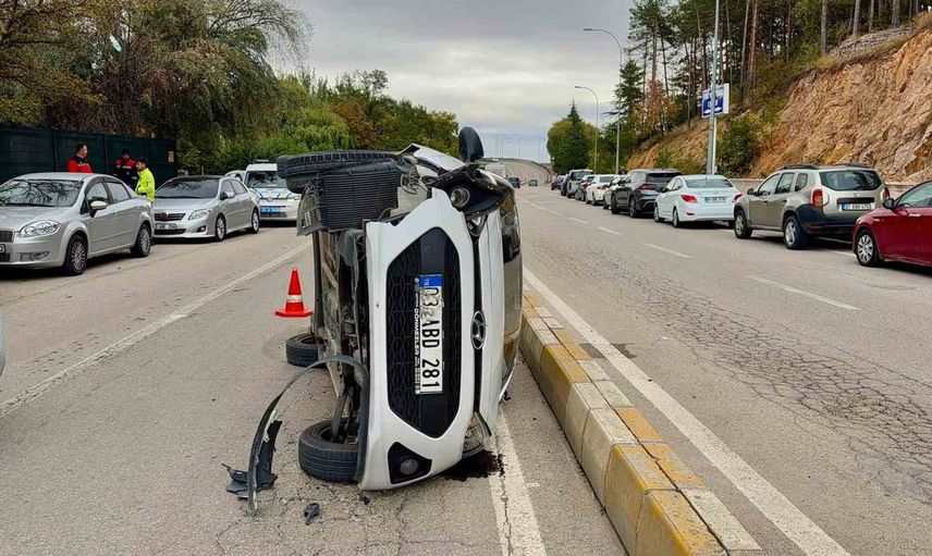 Hastane önünde çarpışma: devrilen araçtan sürücü yara almadan çıktı