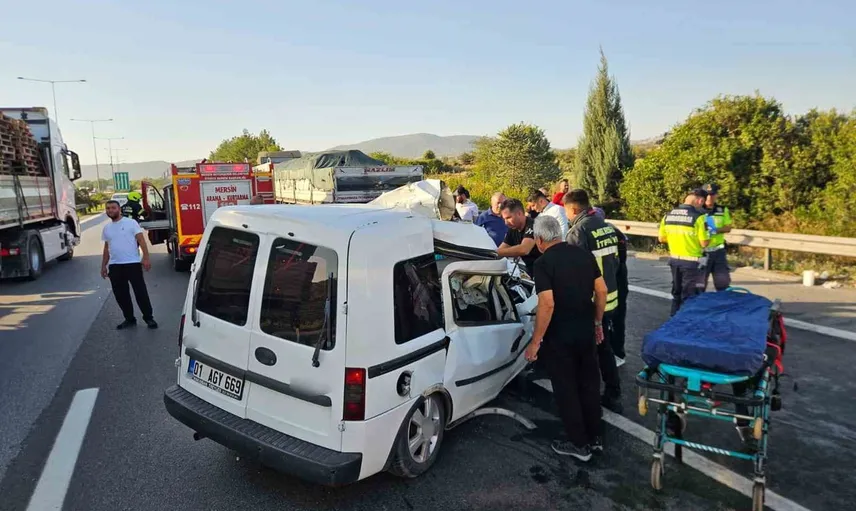 Adana-Pozantı otoyolunda arkadan çarpışma: çekiciye çarpan hafif ticari araçta 2 kişi hayatını kaybetti