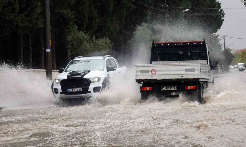 Muğla kıyılarında yoğun yağış: 9 ilçede sel ve ulaşım riski