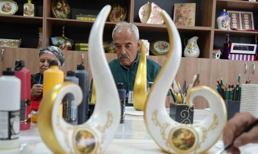 El sanatlarıyla alzaymır hastaları sosyal hayata bağlanıyor