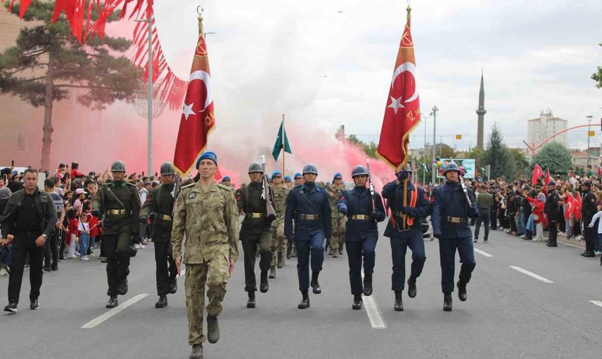 Erciyes eteğinde bayrak coşkusu: Kayseri 30 Ağustos törenleriyle buluştu
