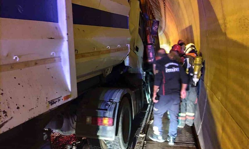 Selatin tünelinde arkadan çarpışma trafiği aksattı, bir kişi yaralandı