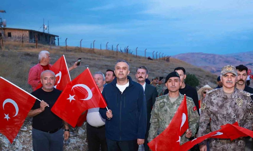 Ahır Dağı'nda dev bayrağın gölgesinde birlik yürüyüşü