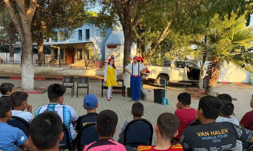 Mahalleleri dolaşan Turgut ve Lulu tiyatrosu çocukların dünyasına dokundu