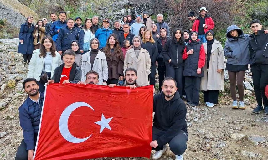 Cumhuriyetin 103. yılı Erzincan'da doğa yürüyüşü ve iniş gösterisiyle kutlandı